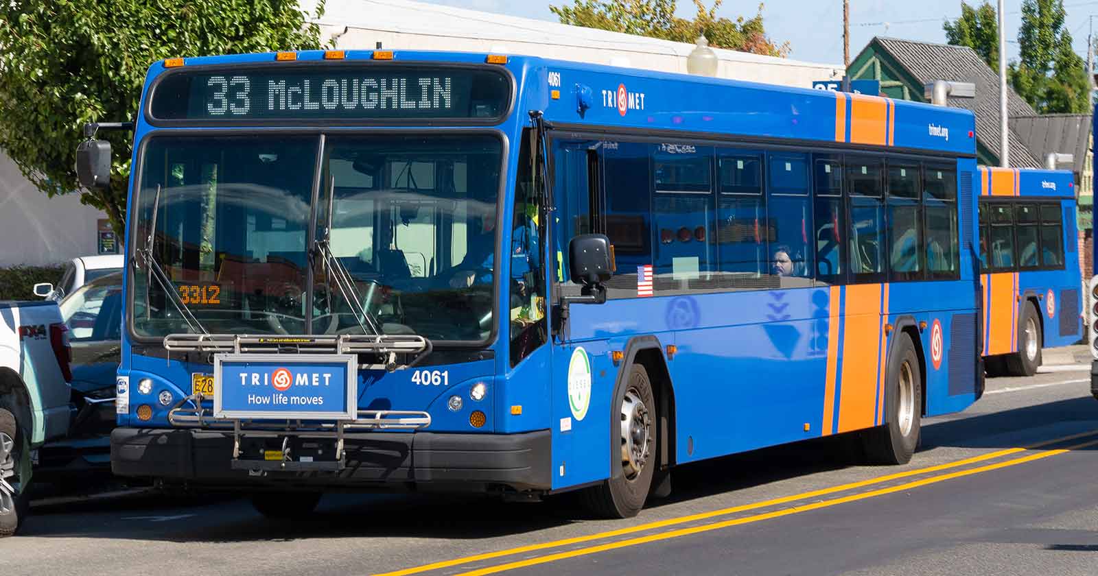 photo of a line 33 bus