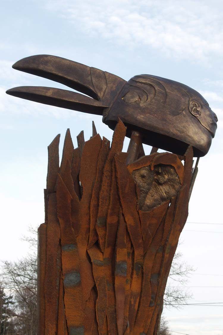 Crow - sculpturel mask on tall weathered metal base